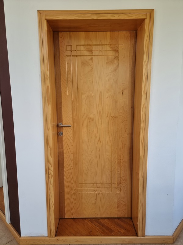 Svijetlo smedja vrata