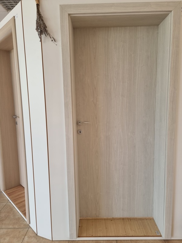 Svijetlo smeđa vrata