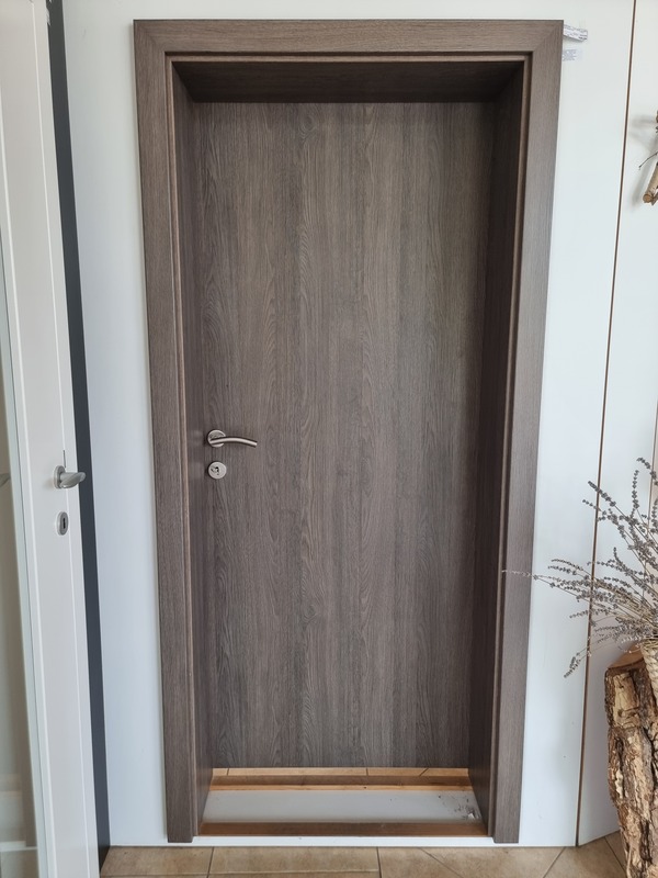 Tamno smeđa vrata